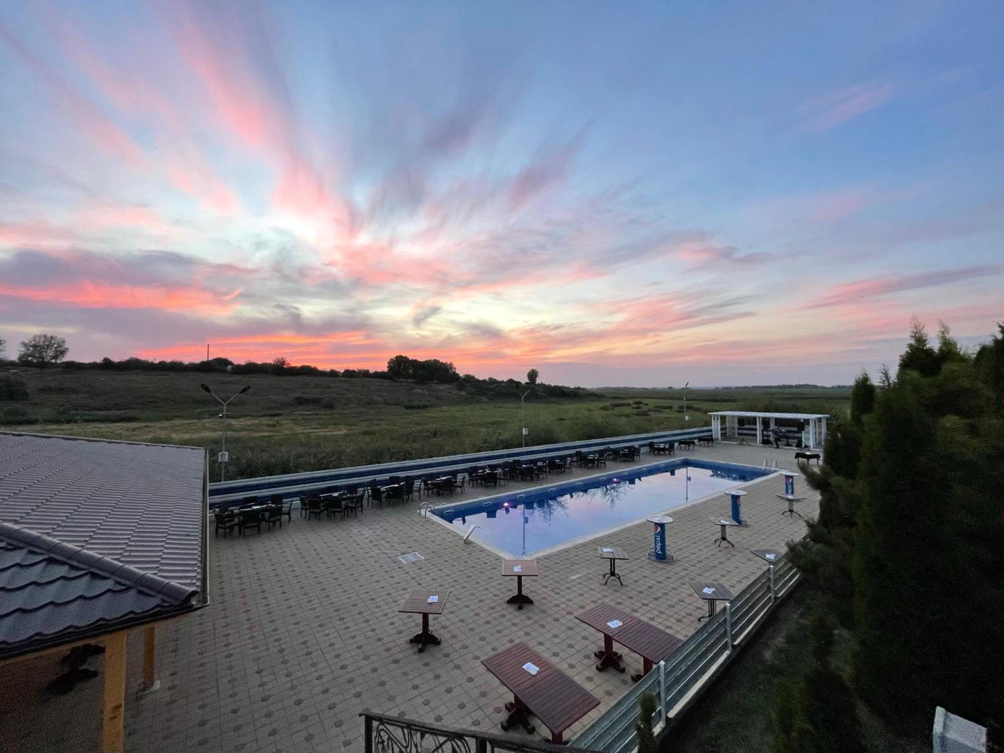 Pensiunea Lebada Hotel Tulcea Exterior photo